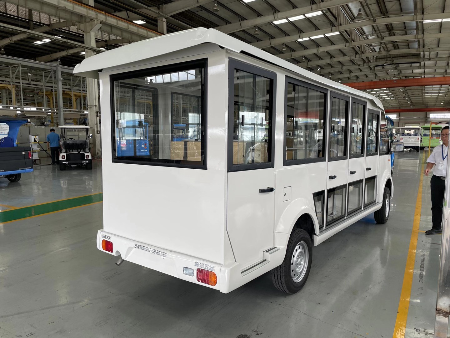 五菱新款封闭式电动观光车