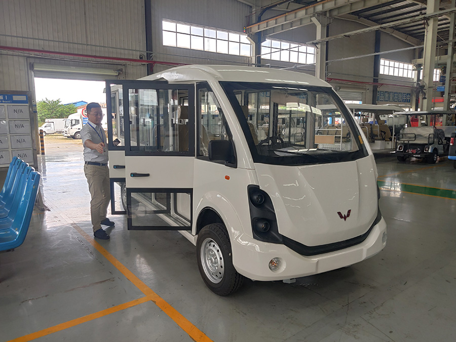 五菱封闭式国兵车14座