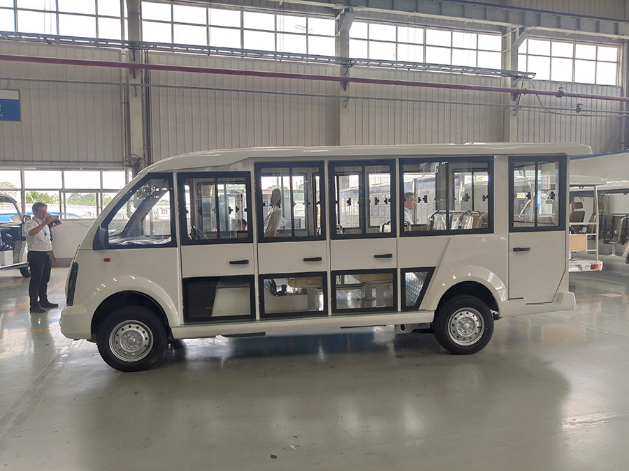 五菱封闭式国兵车14座